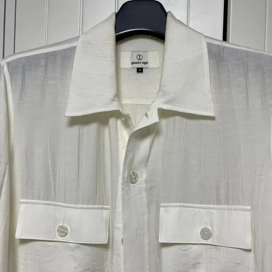 이얼즈어고 IVORY CREASE SILKY LONG SHIRTS