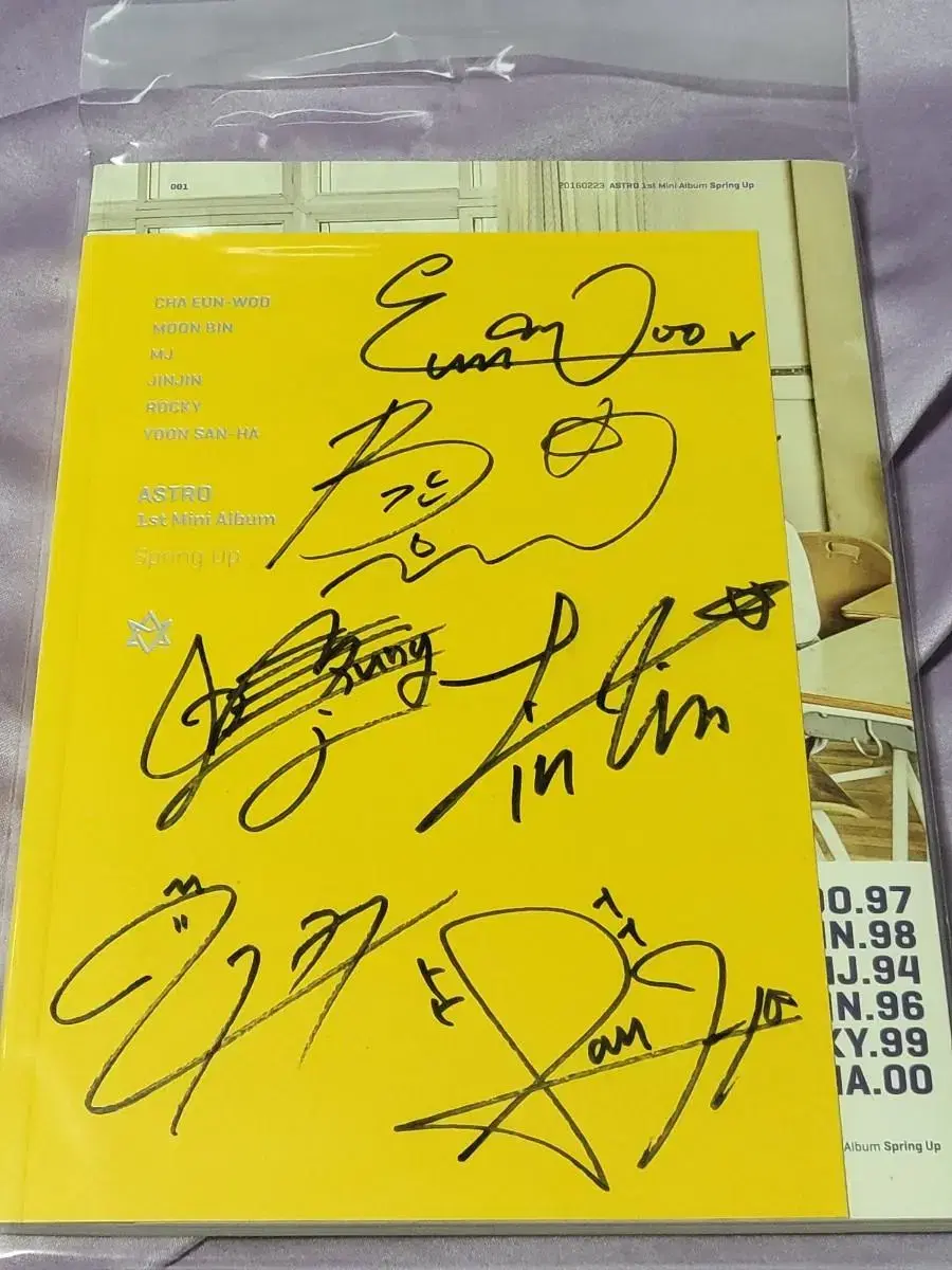 Astro (B.Mae)Autographed Album