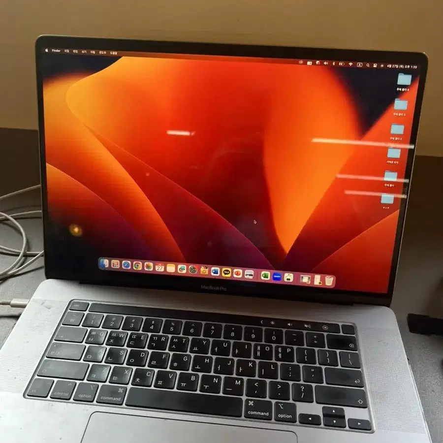 Macbook pro 16-inch 310만원 주고 샀숩니당 ㅜㅡㅜ