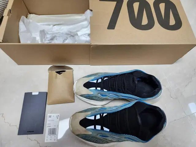 이지 700v3 YEEZY 700 V3