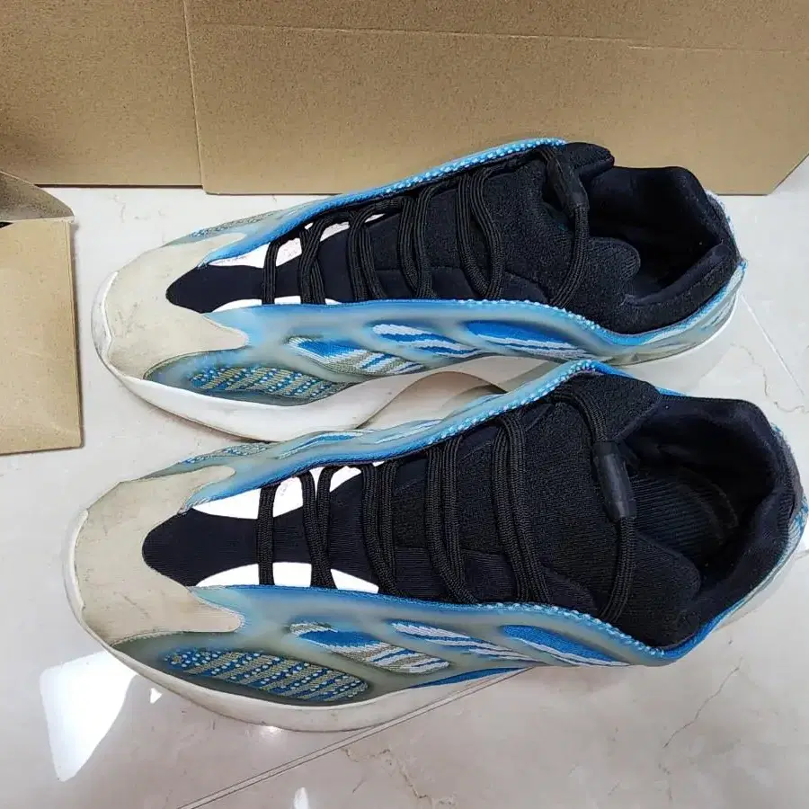 이지 700v3 YEEZY 700 V3