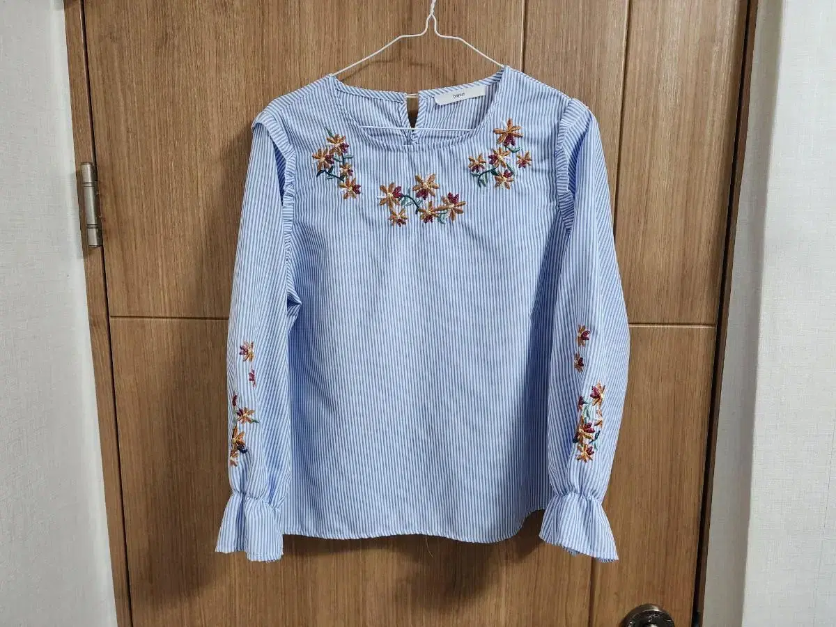 (F)Women's Deyum Embroidered Blouse