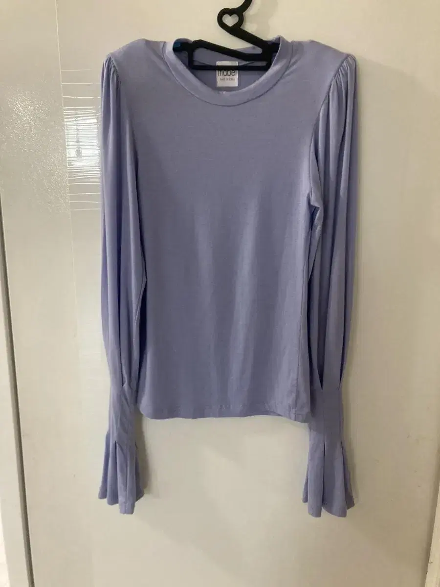 Loose sleeve long sleeve tee with shoulder pads