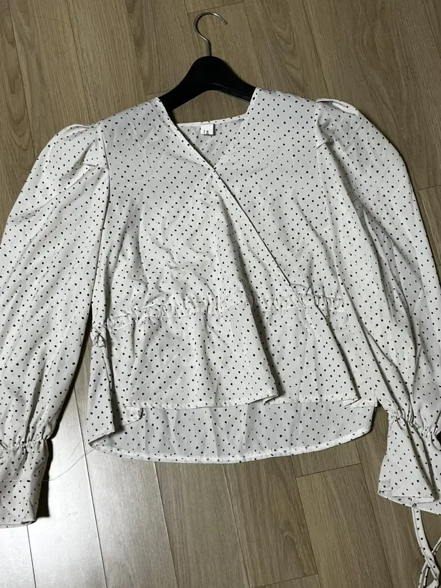 Bom dot blouse