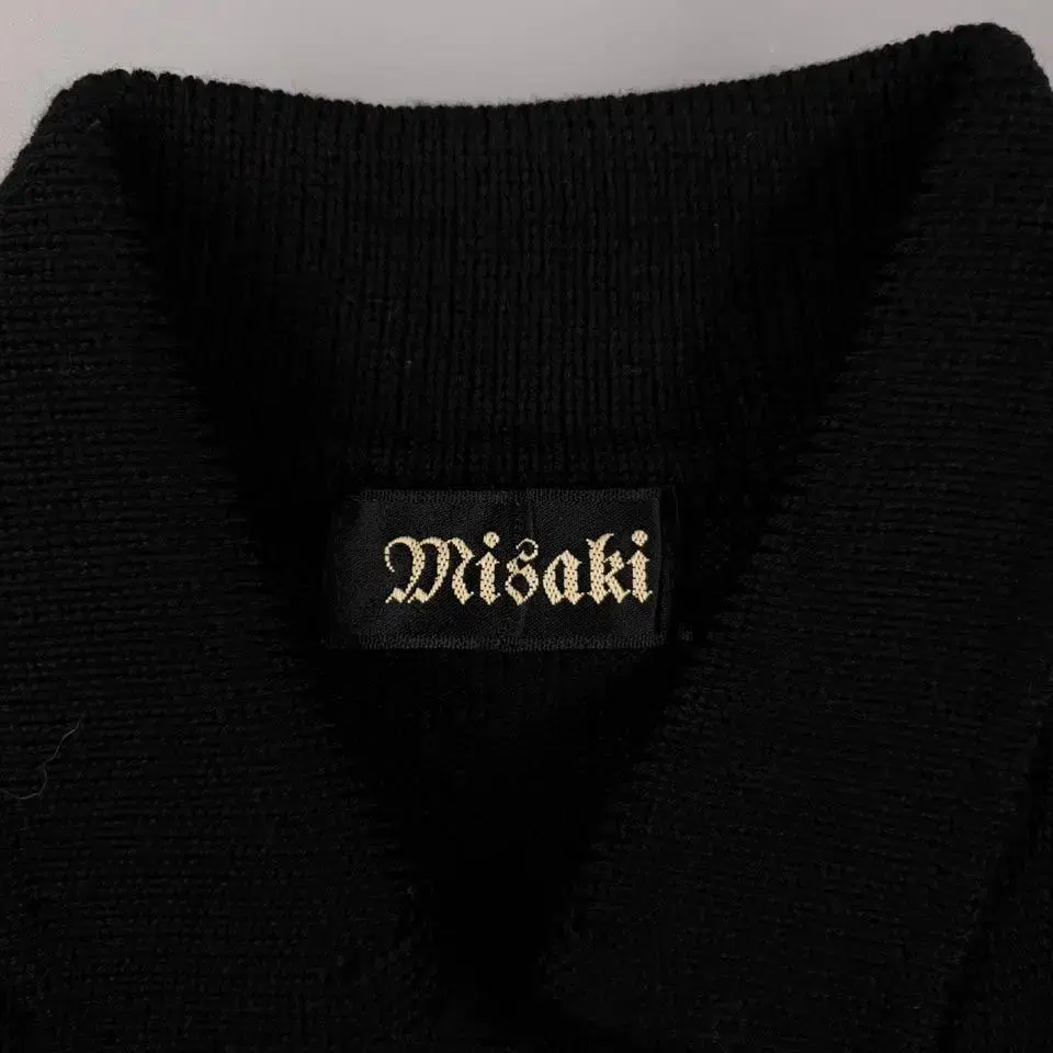 MISAKI 블랙 카라넥 버튼 니트 울100 가디건 새상품  SIZE W