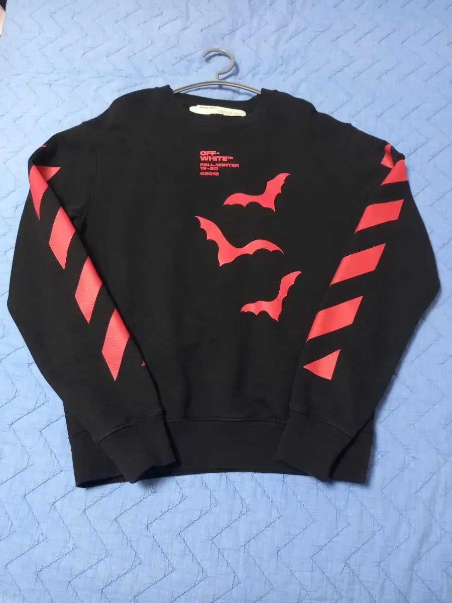 Genuine off-white bat top M