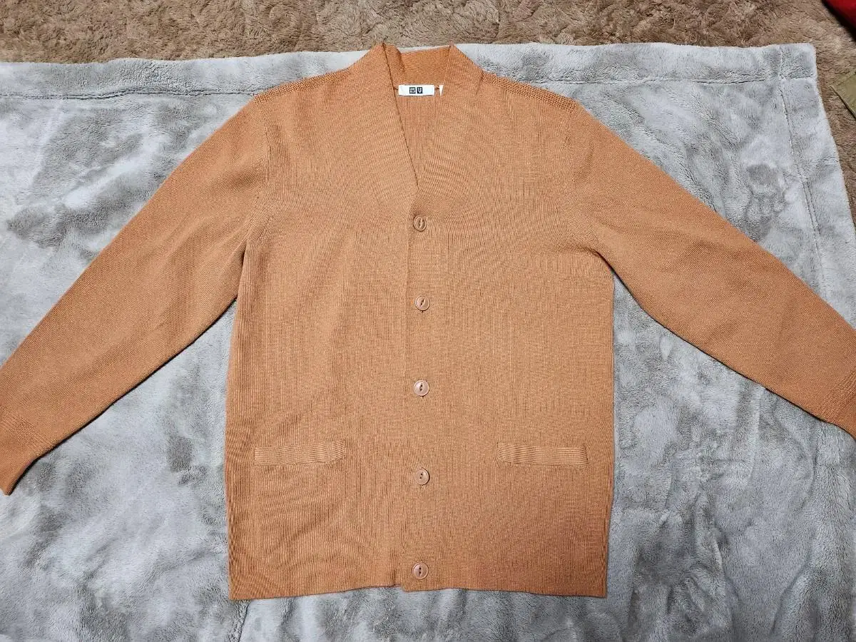 Uniqlo U Cardigan (size M)