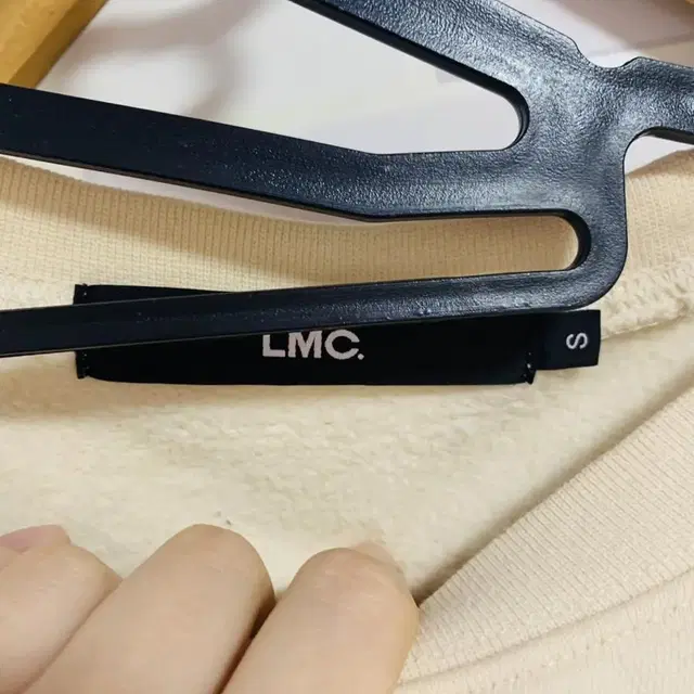 LMC 기모 크롭 맨투맨