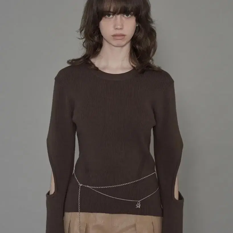 다이애그널 SLIT SLEEVE KNIT TOP (Brown)