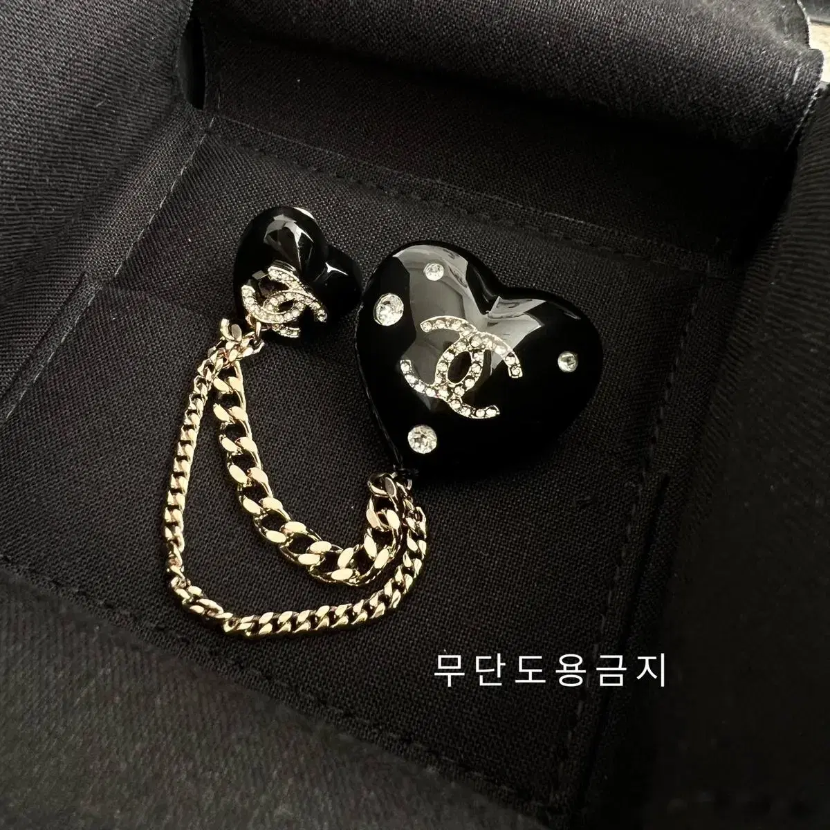 Chanel Heart Brooch Black Gold Strass