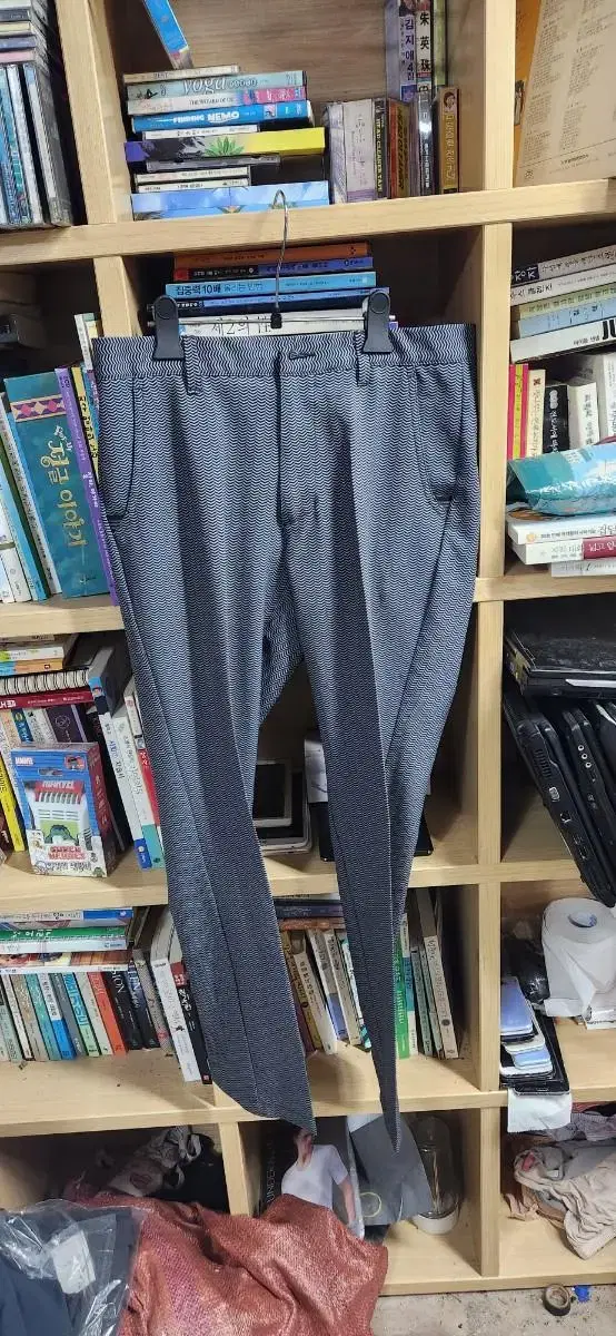 (Medium) Adidas pants in very good condition. n.119