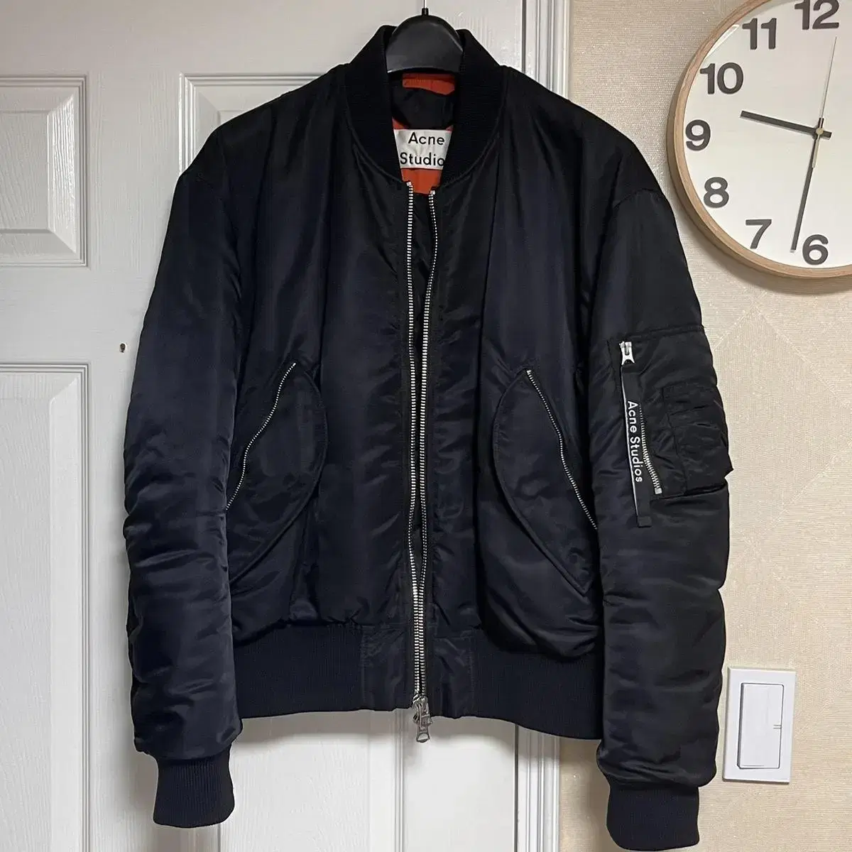 [48]Akne Makio bomber