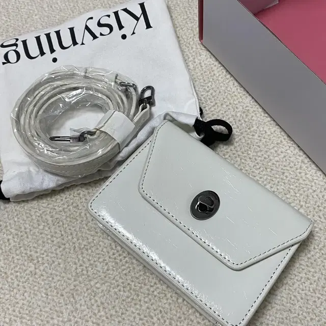 키시닝 뉴 에디션 지갑백 펄화이트 Square willy card bag