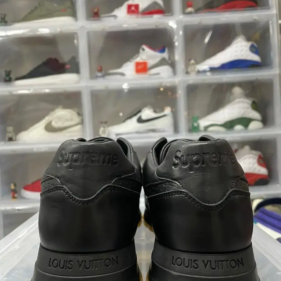 louis vuitton run away 슈프림 black gum