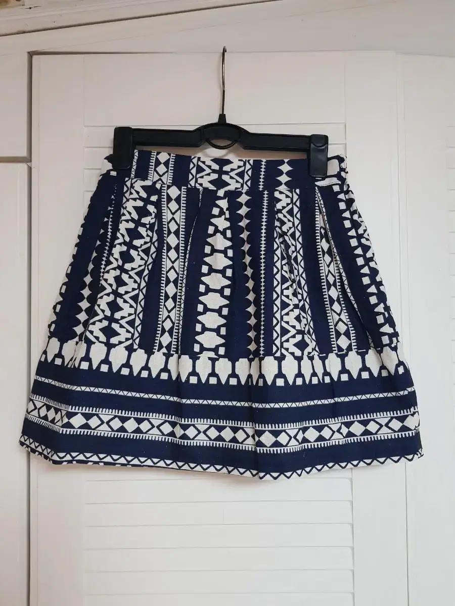 Patterned balloon flared pleated skirt