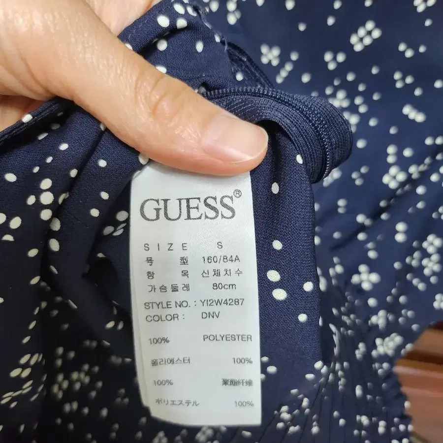 72.GUESS 반팔 티셔츠 s