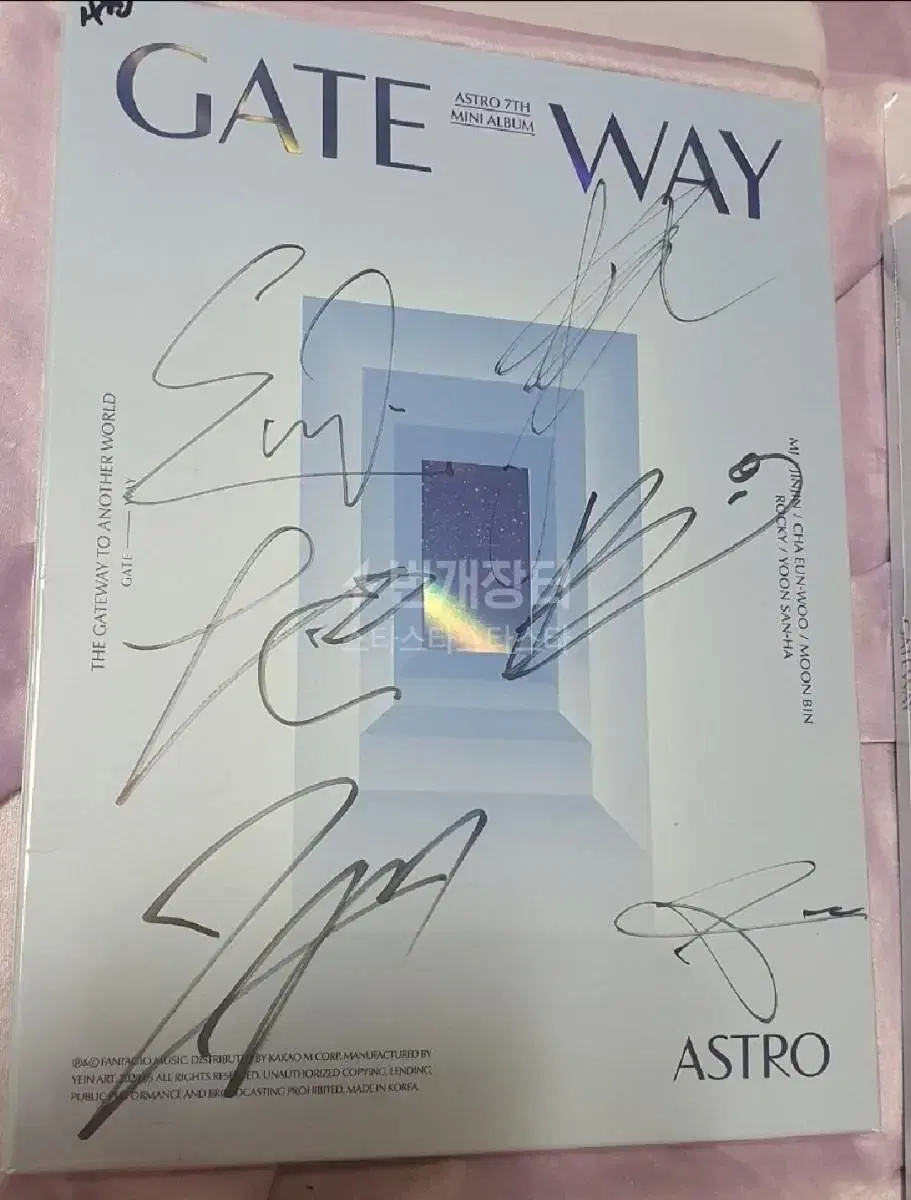 Astro (B.Mae)Autographed MessageSigned Album