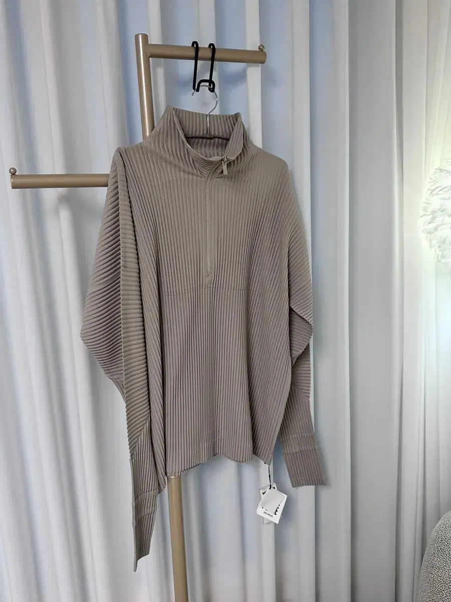 (new)Issey Miyake Ompplissé Beige size4