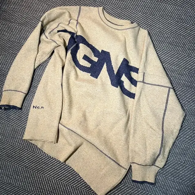 (105)uniq lettering sweater