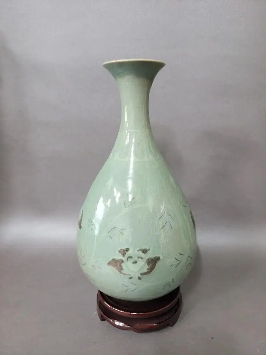 Peony inlaid celadon wine bottle. Donggok Kim Jeong-muk