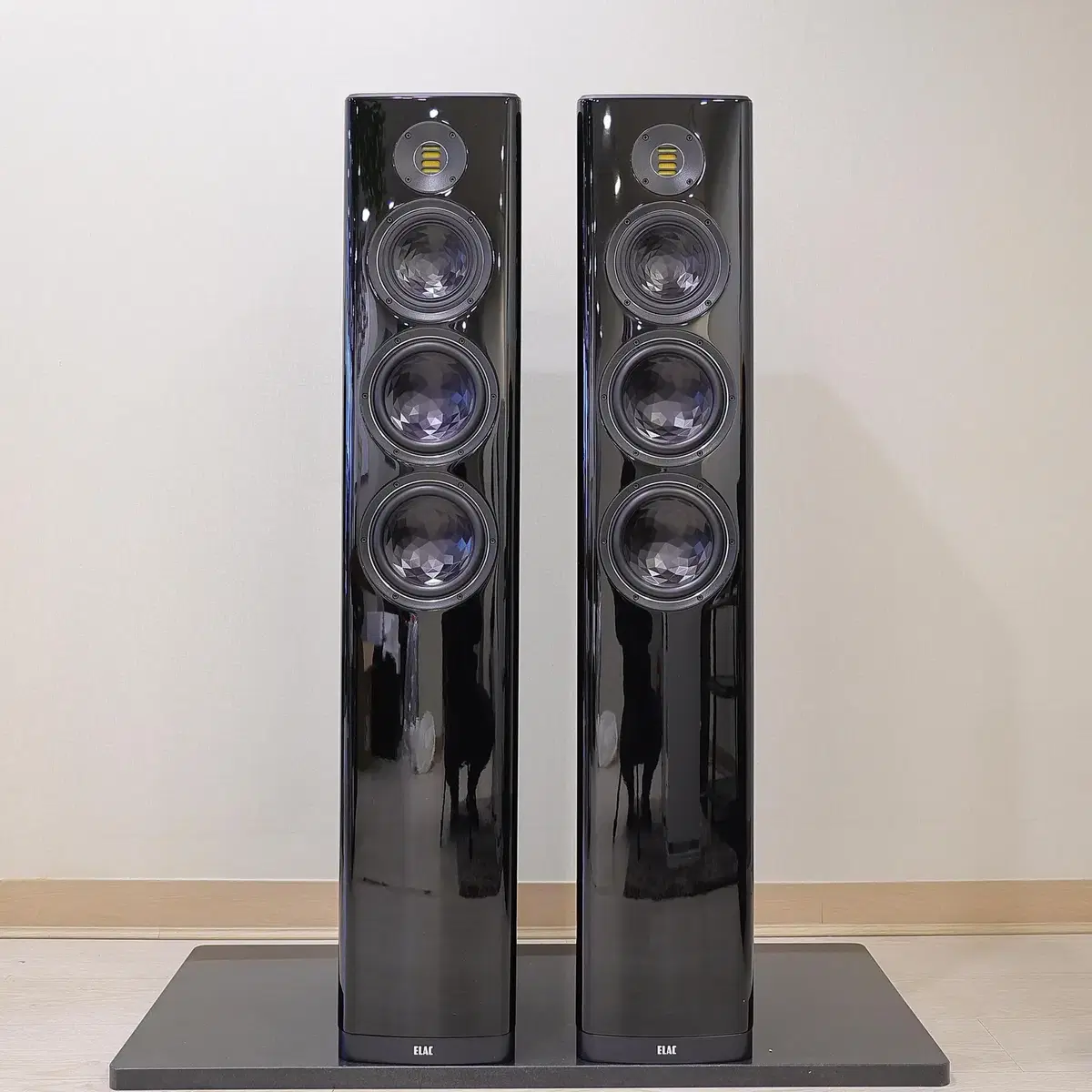 Elac VELA Vela FS409 (Black High Glossy) Exhibit Tall Voice Picker