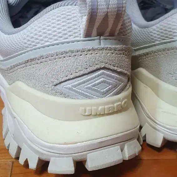 엄브로(Umbro) 어글리 범퍼 화이트 240