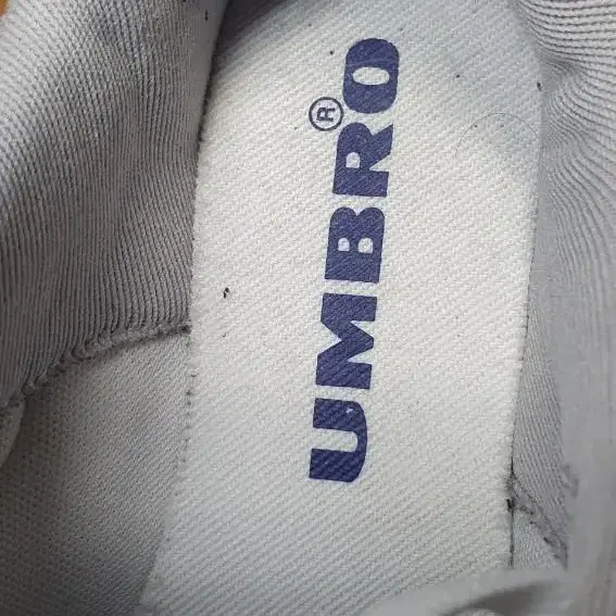 엄브로(Umbro) 어글리 범퍼 화이트 240