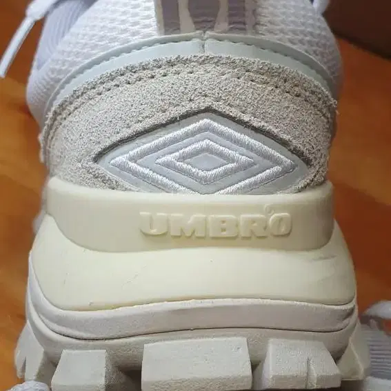 엄브로(Umbro) 어글리 범퍼 화이트 240