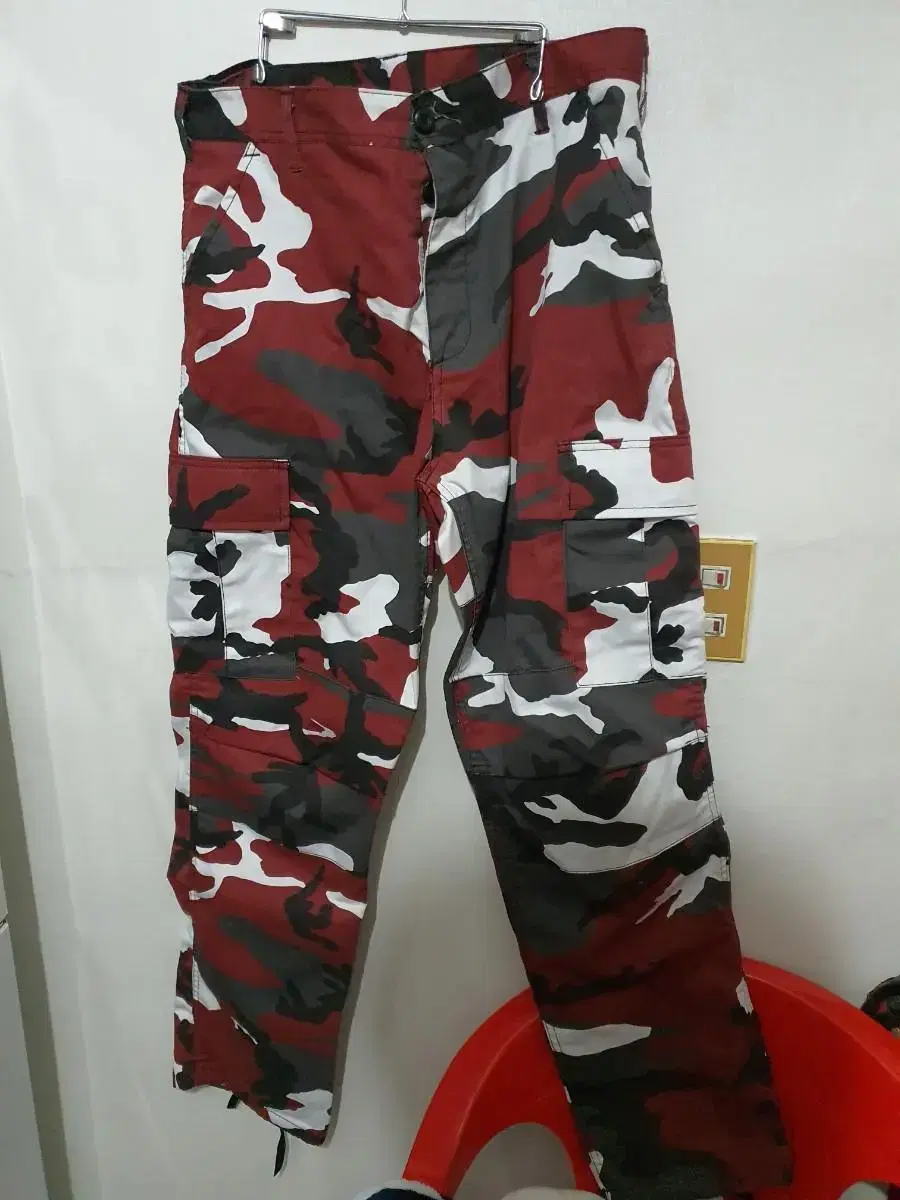 Roscoe Pants Military Medium Regular Nearly New Camo Red