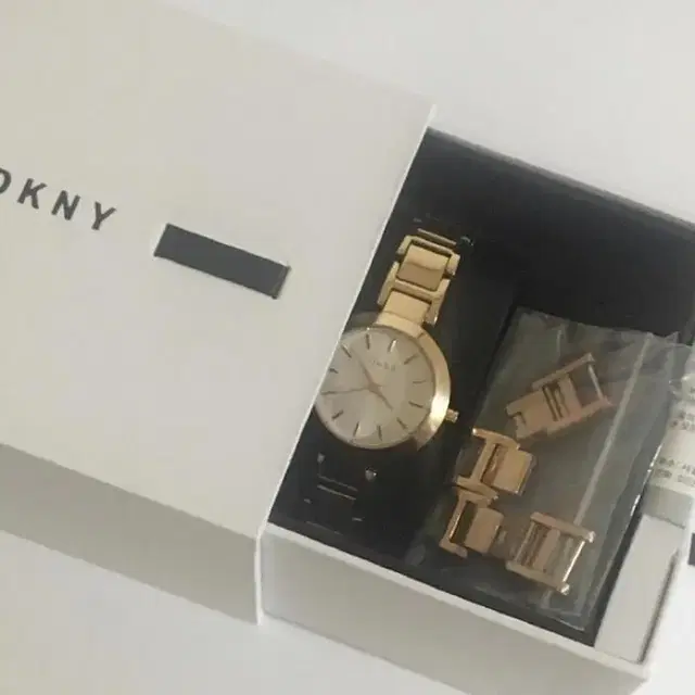 DKNY 메탈시계 박스품 (약교체필요)