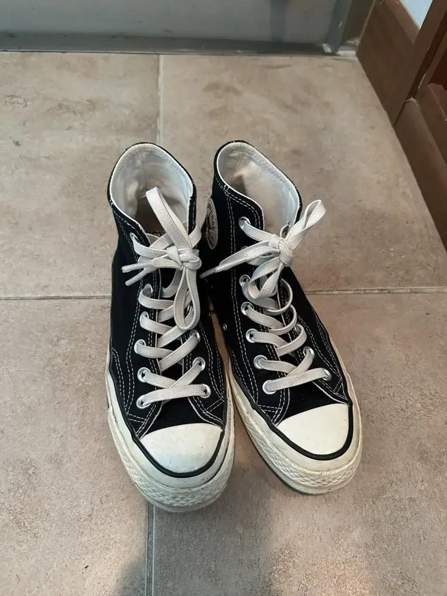 Several pairs of Converse for sale at a low price 220~225