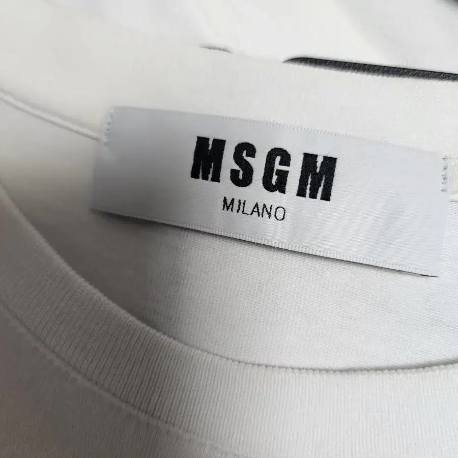 MSGM 자수 반팔티 팝니다 !!