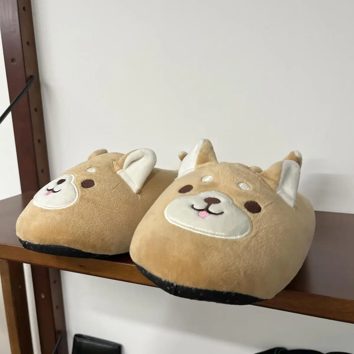 MOCHI SHIBA indoor slippers