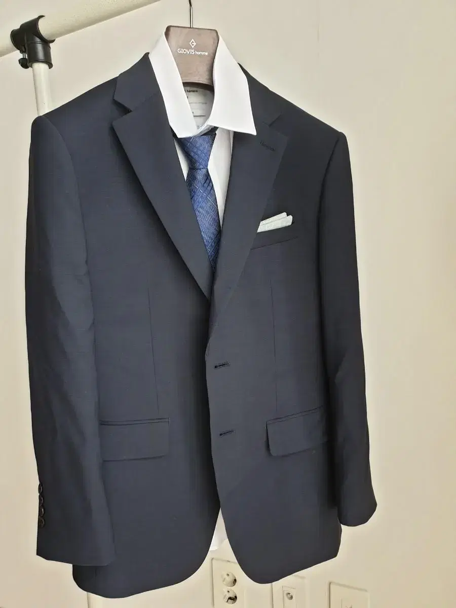 Men's suit top and bottom y shirt tie shoes included