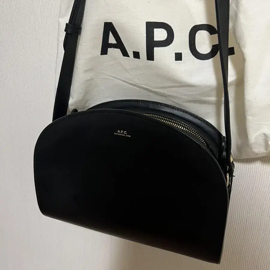 A.P.C 아페쎄 하프문백 블랙 사파이어