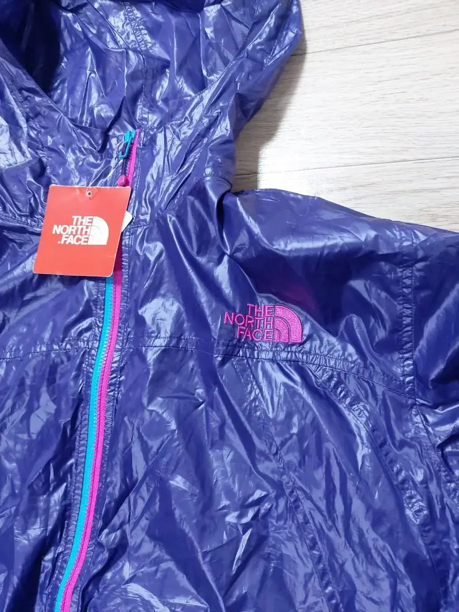 The North Face Unisex Windbreaker - 100L