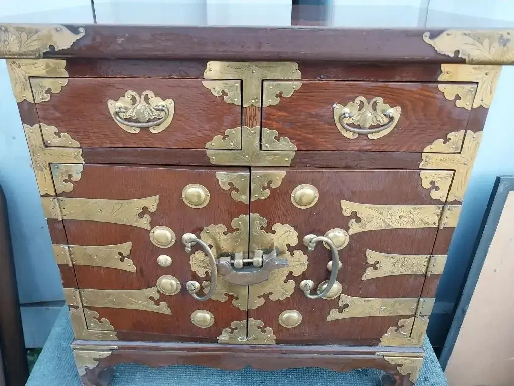 Old Folk Chest of Drawers