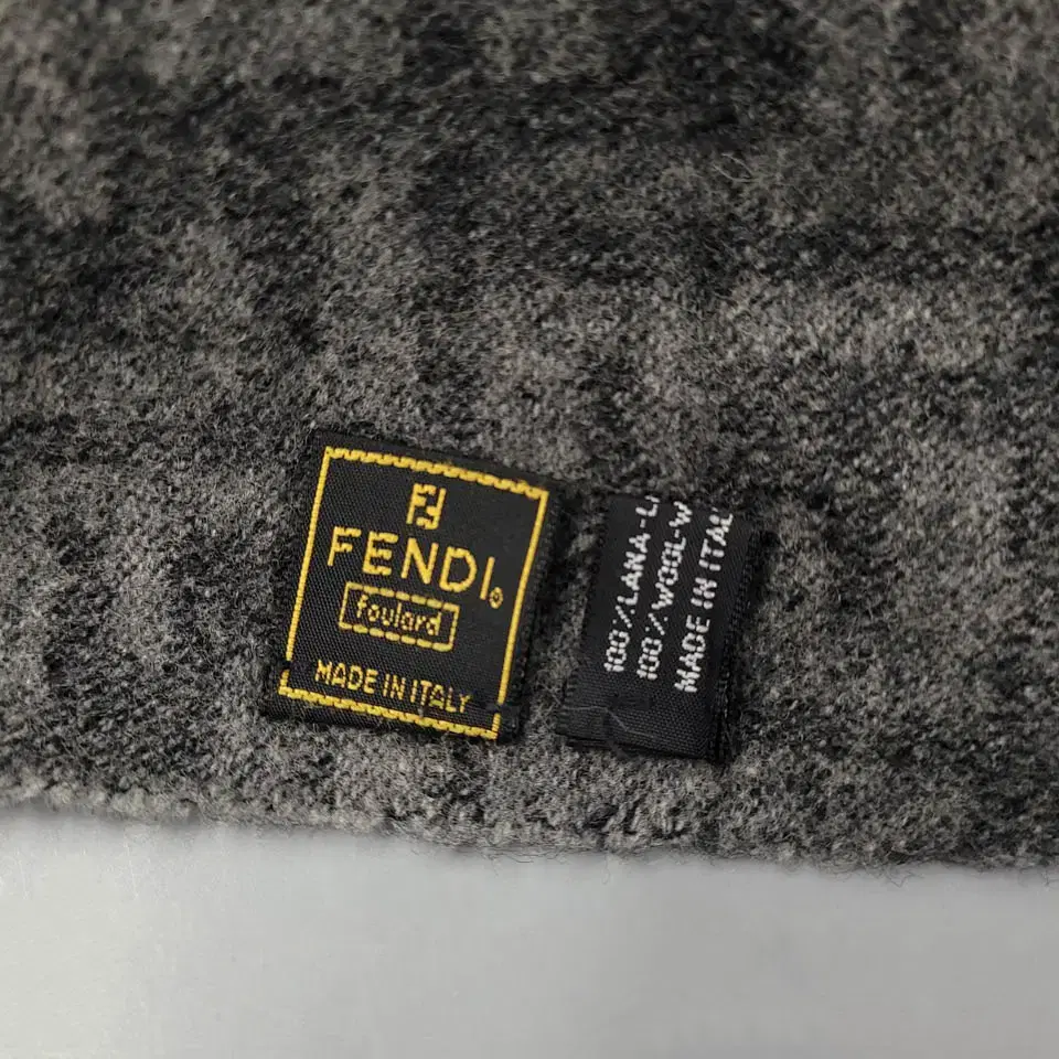 FENDI 펜디 그레이 블랙 로고 주카패턴 울100 테슬 머플러 목도리