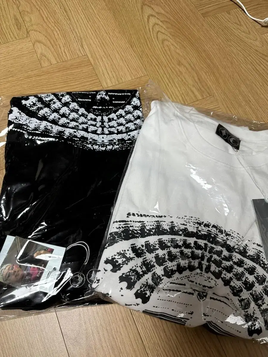 PugClub 5th Anniversary Short Sleeve White (2) Black (2) Price 60,000 won per piece