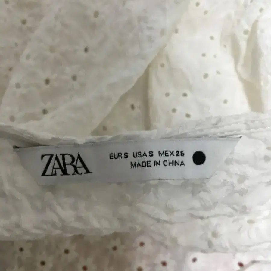 N2424 zara 자라 벌룬퍼프 아일렛 블라우스.세미크롭