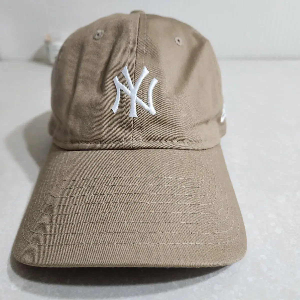 New Era Yankees mid logo limited edition khaki color