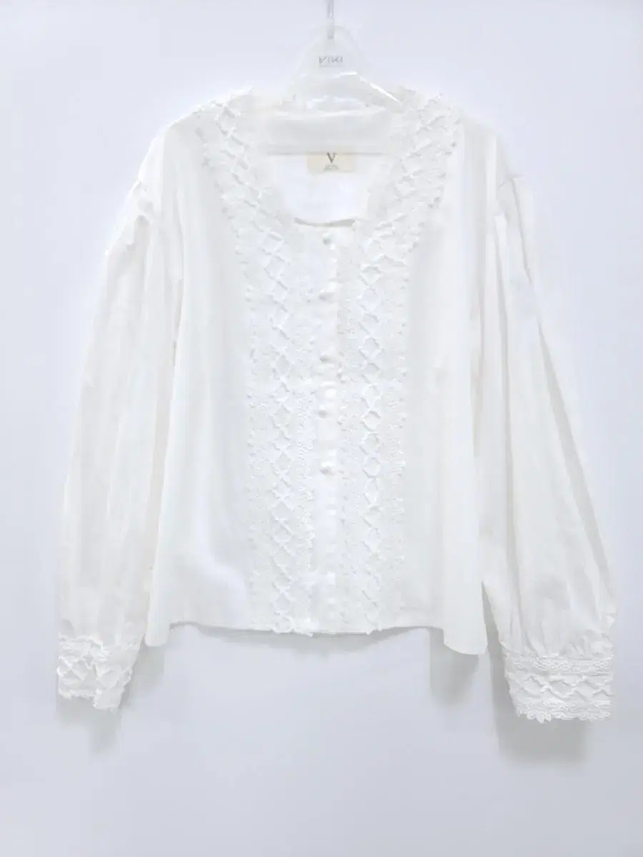 White long sleeve lace blouseHalf-priced DeliveryIncluded