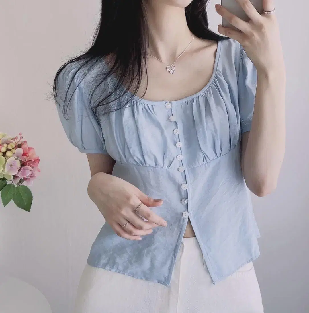 Shirred short-sleeved blouse (sora)