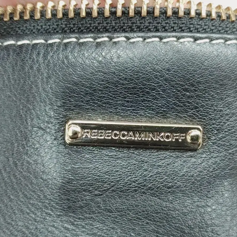 REBECCAMINKOFF 레베카밍코프 금장체인장식 소가죽숄더백