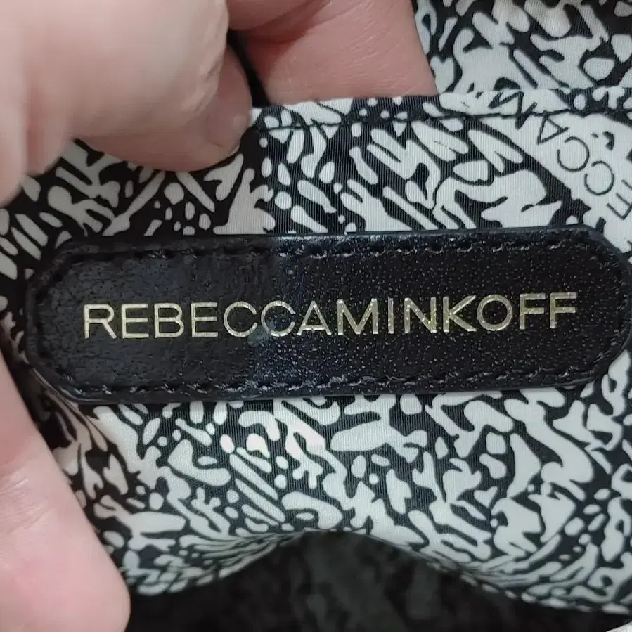 REBECCAMINKOFF 레베카밍코프 금장체인장식 소가죽숄더백