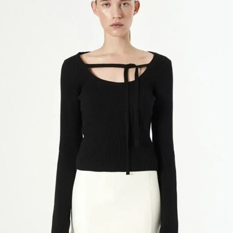 다이애그널 TIED NECKLINE KNIT TOP