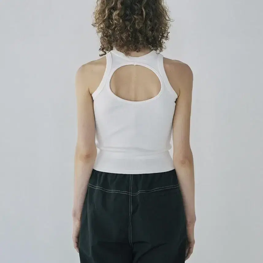 다이애그널 BACK HOLE SLEEVELESS (거의 새상품)