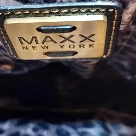 MAXX NEW YORK 가죽 크로스백