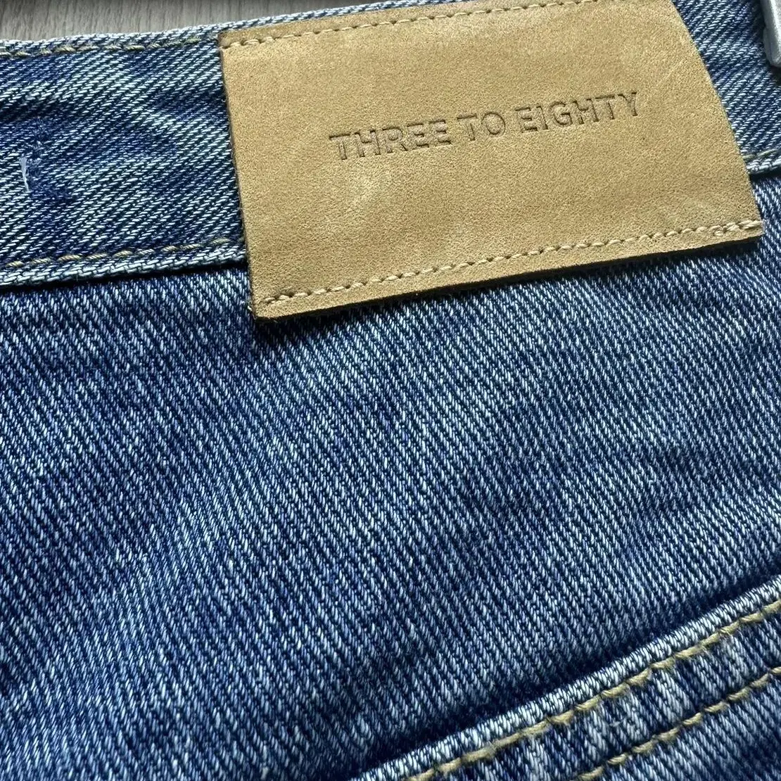 [한소희, 류진 착용] 쓰리투에이티 데님 팬츠 TIERED DENIM