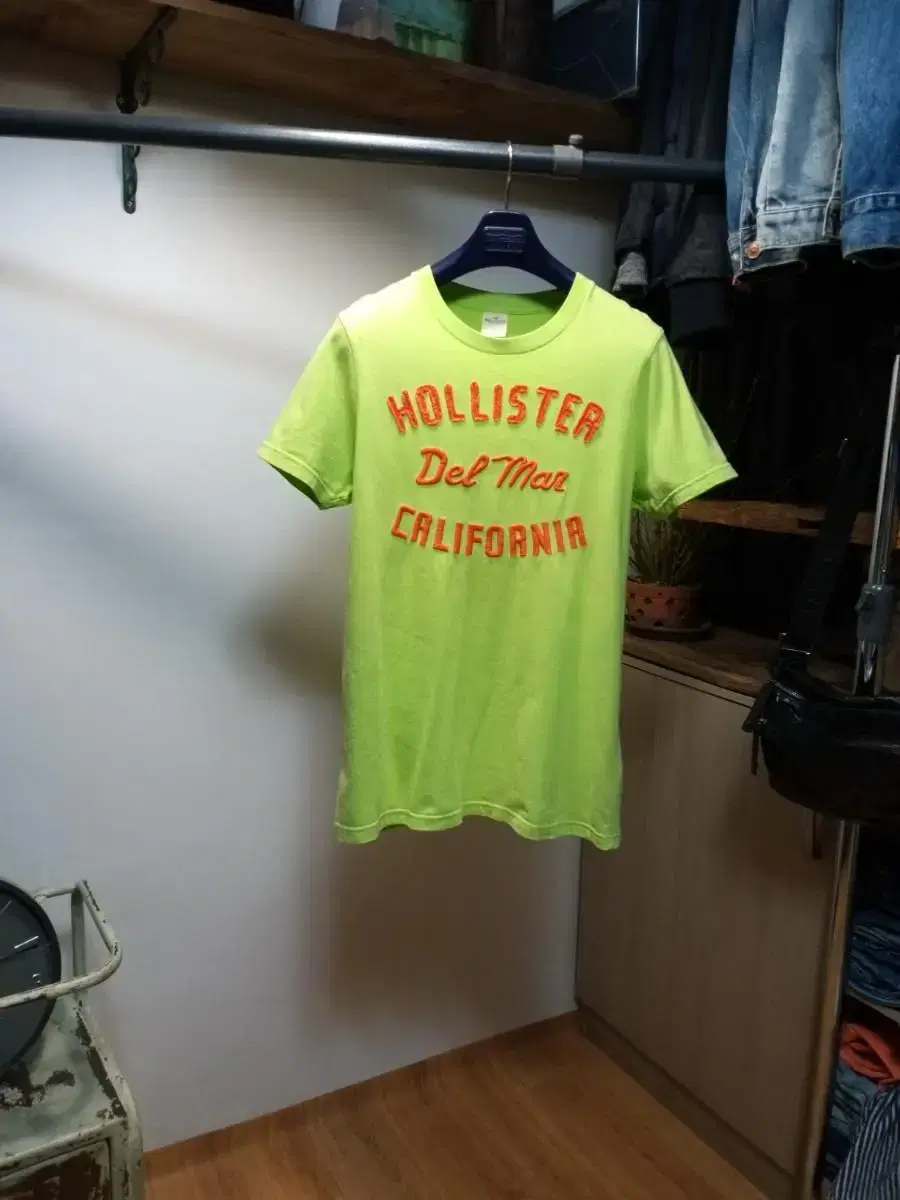 Hollister Round Tee . L